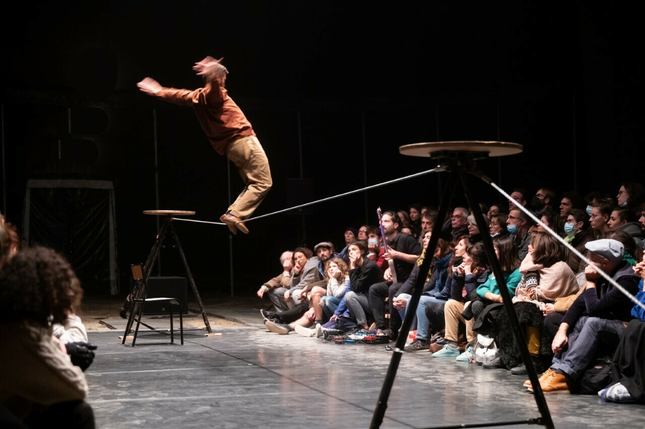 spectacle-circassien-compost-abby-neuberger-et-luca-bernini-maison